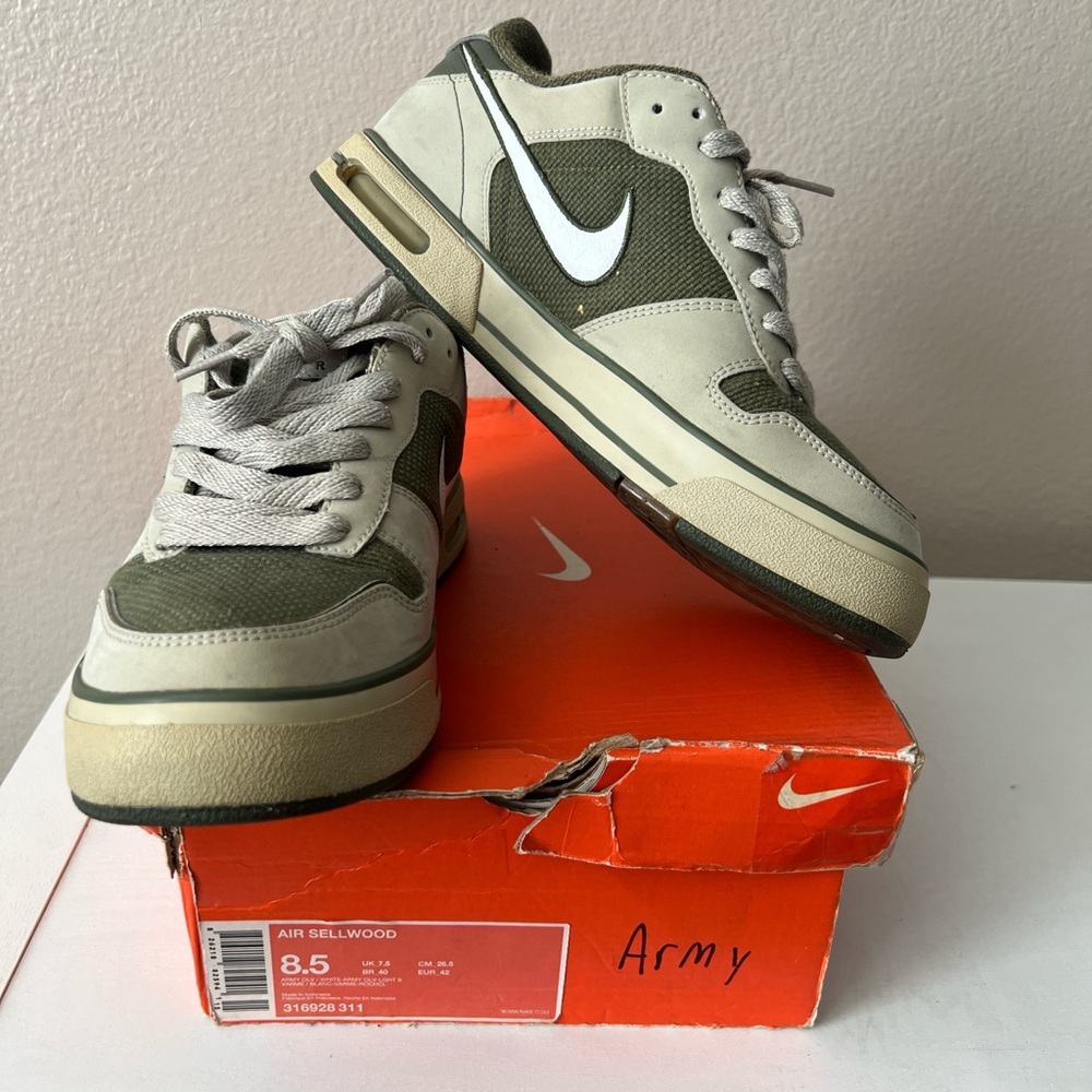 Nike Air Sellwood in Olive and White